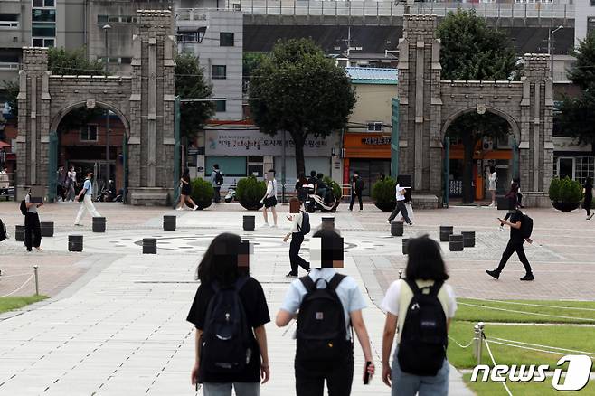 (서울=뉴스1) 황기선 기자 = 15일 서울 성북구 고려대학교에서 학생들이 발걸음을 옮기고 있다.  2022.9.15/뉴스1  Copyright (C) 뉴스1. All rights reserved. 무단 전재 및 재배포 금지.