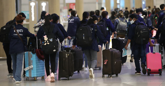 (인천공항=뉴스1) 임세영 기자 = 13일 오전 인천국제공항 제1여객터미널 입국장에 외국인 근로자가 입국하고 있다. 코로나19 사태로 국내 입국 길이 막혔던 외국인 근로자들의 입국이 늘어나고 있다. 고용노동부는 올해 들어 입국한 외국인 근로자(E-9·고용허가제)는 1월 2671명, 2월 2341명, 3월 3813명, 4월 4867명, 5월 5308명, 6월 6208명, 7월에는 1만 명 이상의 외국인근로자가 입국할 것으로 보인다고 밝혔다. 2022.7.13/뉴스1