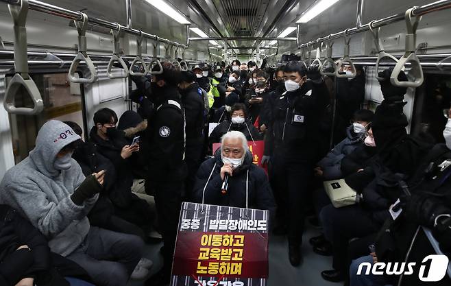 박경석 전국장애인차별철폐연대(전장연) 대표가 20일 오전 서울 광화문역에서 장애인 권리 예산 보장을 촉구하는 지하철 탑승 선전전을 하고 있다/사진=뉴스1