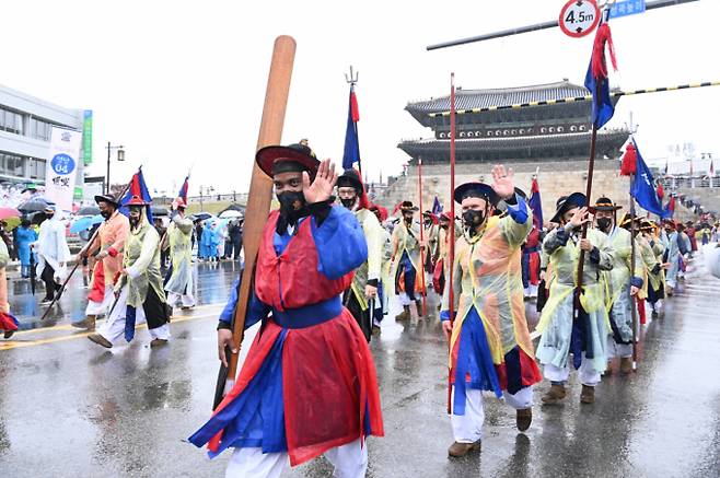 지난 10월 정조대왕능행차 공동재현에 참여한 외국인들이 외국인들이 수원화성 장안문 인근을 행진하고 있다. / 사진제공=수원특례시