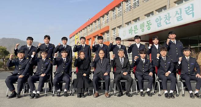 [장흥=뉴시스] 류형근 기자 = 전남교육청은 군(軍)특성화 고교인 장흥 정남진산업고등학교 자동차과 3학년 학생들이 1인당 평균 9.8개의 자격증을 취득했다고 20일 밝혔다. (사진=전남교육청 제공). photo@newsis.com *재판매 및 DB 금지