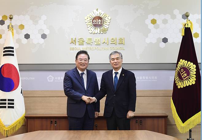 우동기 국가균형발전위원장(왼쪽)과 면담을 가진 김현기 대한민국시도의회의장협의회 회장(오른쪽)