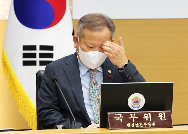 20일 이상민 행정안전부 장관이 세종시 정부세종청사에서 한덕수 국무총리 주재로 열린 국무회의에 참석해 자리하고 있다. ⓒ연합뉴스