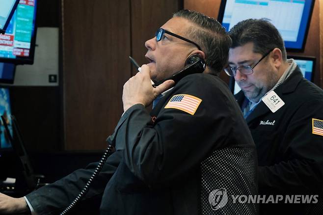 NYSE 입회장에 있는 트레이더들의 모습 [연합뉴스 자료사진]