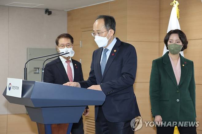대국민담화문 발표 준비하는 추경호 총리 (서울=연합뉴스) 김승두 기자 = 추경호 경제부총리 겸 기획재정부 장관이 20일 정부서울청사 브리핑실에서 이정식 고용노동부 장관, 이영 중소벤처기업부 장관이 배석한 가운데 추가연장근로 일몰연장 입법 촉구 대국민담화문 발표 준비를 하고 있다. 2022.12.20 kimsdoo@yna.co.kr