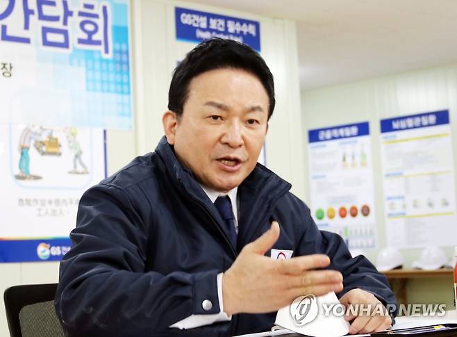 세종시 아파트 건설현장 찾은 원희룡 국토부 장관 (세종=연합뉴스) 이은파 기자 = 원희룡 국토교통부 장관이 20일 세종시 산울동 아파트 건설공사 현장에서 주요 건설업체 관계자들과 간담회를 하고 "건설노조의 불법행위에 강력 대처하겠다"고 밝히고 있다. 2022.12.20 sw21@yna.co.kr