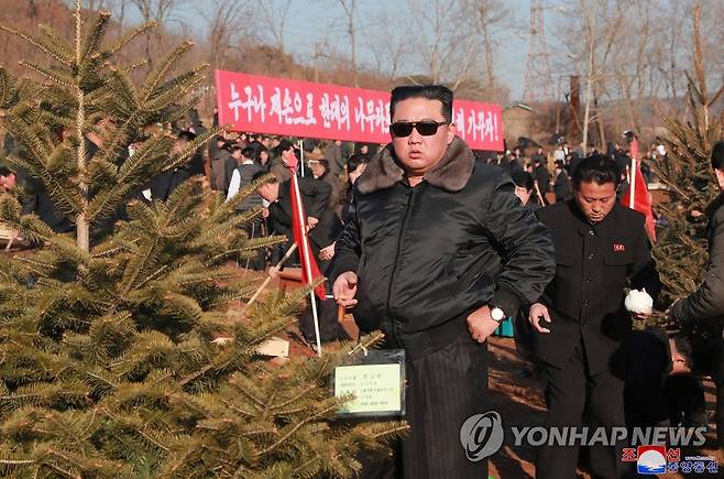 '북한 식목일'…김정은 평양 화성지구에서 기념식수