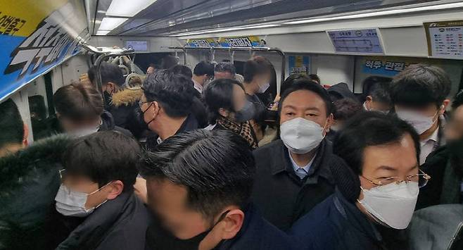 윤석열 당시 국민의힘 대선후보가 출근길 김포골드라인에 탑승한 뒤 수도권 광역교통망 확충에 절감한다고 밝혔다 (사진=국민의힘)