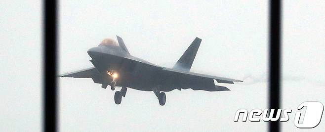 16일 오후 맥스선더 훈련의 일환으로 F-22랩터 전투기가 공군 제1전투비행단활주로에 착륙하고 있다. 2018.5.16/뉴스1 ⓒ News1 남성진 기자