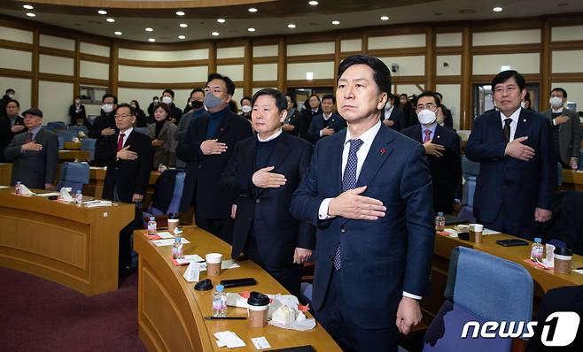 김기현 국민의힘 의원을 비롯한 참석자들이 21일 서울 여의도 국회 의원회관에서 열린 국민의힘 공부모임 국민공감 두 번째 모임에서 국민의례를 하고 있다. 2022.12.21/뉴스1 ⓒ News1 유승관 기자