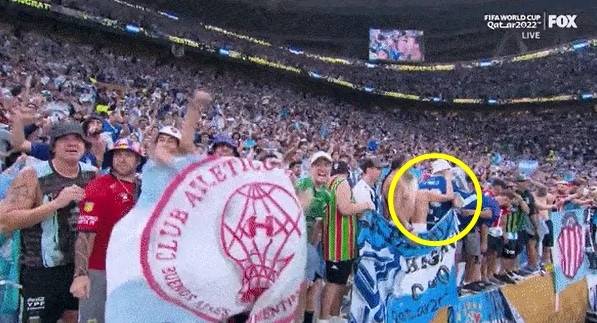 아르헨티나 우승 후 화면에 잡힌 관중석에서 상의를 벗고 가슴을 드러낸 여성들이 포착됐다. (미국 '폭스' 채널 갈무리)