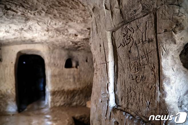 20일(현지시간) 예수의 산파로 알려진 살로메의 매장지 벽에 순례자들이 남긴 비문이 보인다. 2022.12.20/뉴스1 ⓒ 로이터=뉴스1 ⓒ News1 김민수 기자