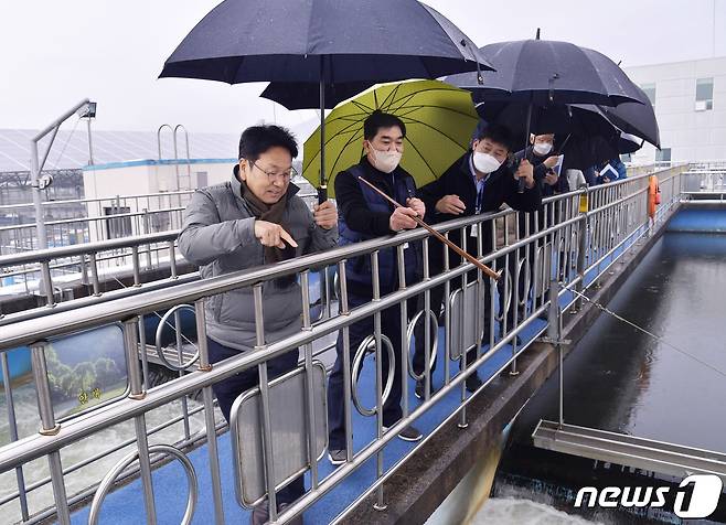 강기정 광주시장(왼쪽)이 21일 오전 남구 상수도사업본부 덕남정수장을 방문해 정수시설을 살펴보고 있다.(광주시 제공)2022.12.21/뉴스1 ⓒ News1