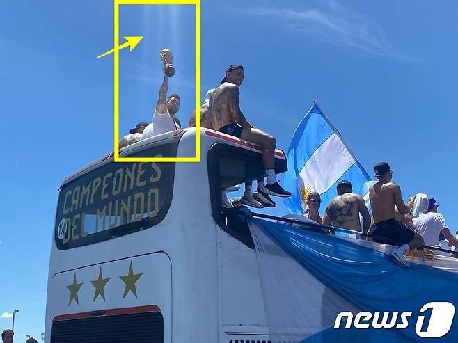 리오넬 메시가 우승컵을 전달받아 드는 순간 하늘에서 빛이 내려오는 모습. (트위터 갈무리)