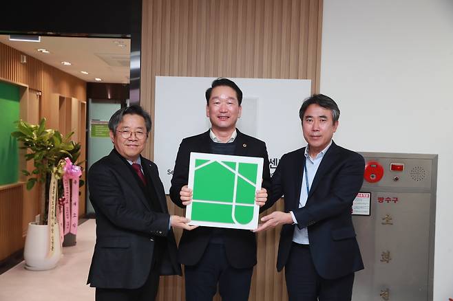 김헌동 SH공사 사장(왼쪽부터), 김태수 서울특별시의회 주택공간위원회 부위원장, 유창수 서울시 주택정책실장이 21일 열린 동대문 주거안심종합센터 개소행사에서 현판식을 진행하고 있다.(서울주택도시공사 제공)