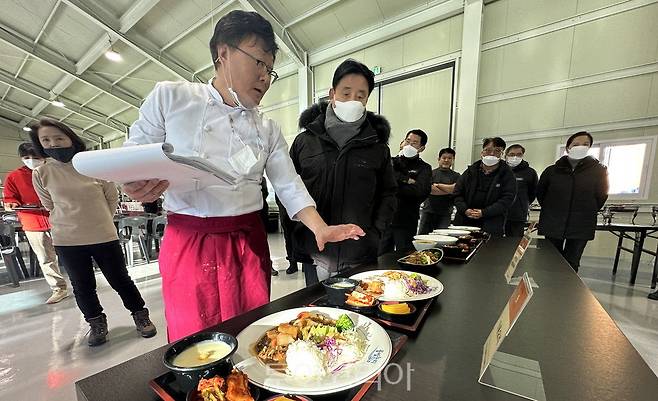 산천어 요리 시식회가 지난 20일 화천산천어축제장 내 산천어 식당에서 최문순 군수를 비롯한 축제 관계자들이 참석한 가운데 열렸다.  