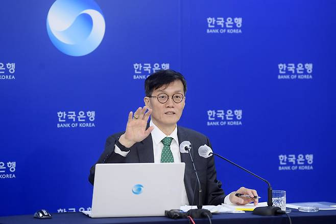 이창용 한국은행 총재가 20일 오전 서울 중구 한국은행 기자실에서 열린 물가안정목표 운영상황 기자간담회에 참석했다. 그는 올해 연간 소비자물가 상승률이 1998년 이후 최고 수준을 기록할 것으로 전망했다.  /사진공동취재단