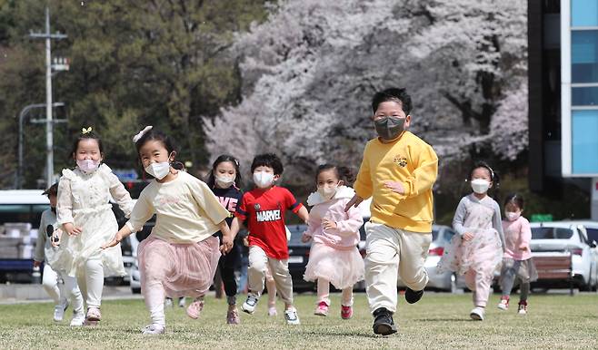 지난 4월 11일 경기 수원 팔달구 경기도청 잔디밭에서 어린이집 아이들이 힘차게 달리고 있다. 요즘 성장 클리닉에서 대개 아이들 키가 잘 크려면 비타민D 들어간 영양제를 먹으라고 말한다./뉴스1