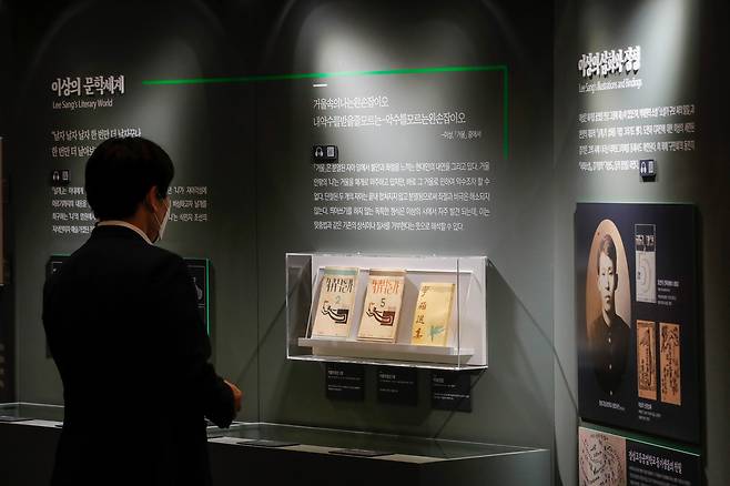 21일 서울 종로구 청와대 춘추관에서 열린 문학 특별전시 '이상, 염상섭, 현진건, 윤동주 청와대를 거닐다' 언론 공개행사에서 취재진 및 관계자들이 전시품을 둘러보고 있다. /뉴스1