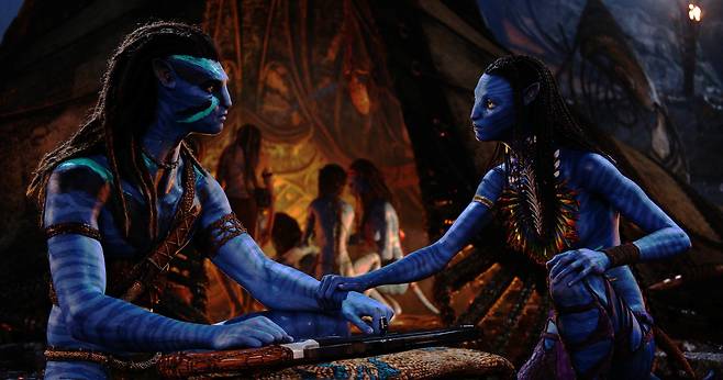 <YONHAP PHOTO-0386> This image released by 20th Century Studios shows, Jake Sully, performed by Sam Worthington, left, and Neytiri, performed by Zoe Saldana in a scene from "Avatar: The Way of Water." (20th Century Studios via AP) AP PROVIDES ACCESS TO THIS THIRD PARTY PHOTO SOLELY TO ILLUSTRATE NEWS REPORTING OR COMMENTARY ON FACTS DEPICTED IN IMAGE; MUST BE USED WITHIN 14 DAYS FROM TRANSMISSION; NO ARCHIVING; NO LICENSING; MANDATORY CREDIT/2022-12-13 01:37:12/ <저작권자 ⓒ 1980-2022 ㈜연합뉴스. 무단 전재 재배포 금지.>