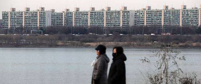 지난 20일 서울 서초구 반포한강공원에서 바라본 한강 일대 아파트. 사진=뉴시스