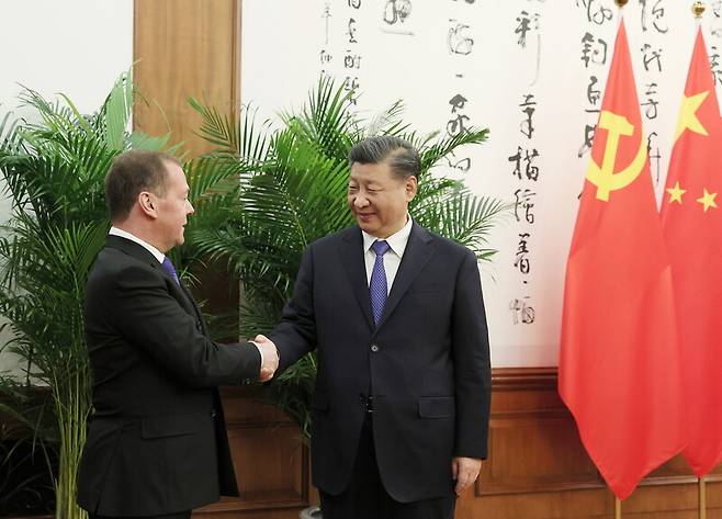 시진핑 중국 국가주석이 21일 베이징 조어대에서 드미트리 메드베데프 러시아 국가안보회의 부의장과 만나 악수를 하고 있다. 타스 연합뉴스