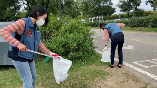 지난 9월 16일 '착한줍깅' 캠페인에 참여한 한국투자증권 임직원들이 서울 여의도 한강공원에 떨어진 쓰레기를 치우고 있다. 한국투자증권 제공