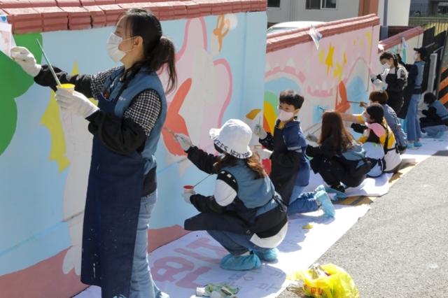 지난 10월 15일 한국투자증권 참벗나눔 봉사단이 인천 계양구 계양동에서 '행복나눔 벽화그리기'를 진행하고 있다. 한국투자증권 제공