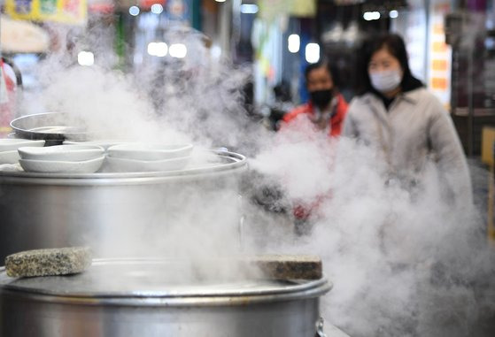 모락모락 김이 피어오르는 국밥집 찜통. [연합뉴스]