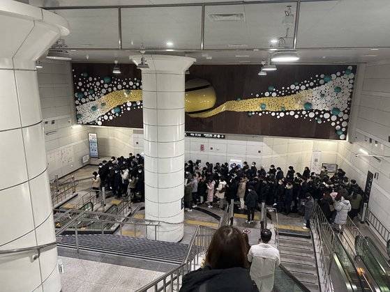 평소 승객이 몰리는 김포도시철도는 이날 폭설로 인해 지연운행됐다. 사진 독자