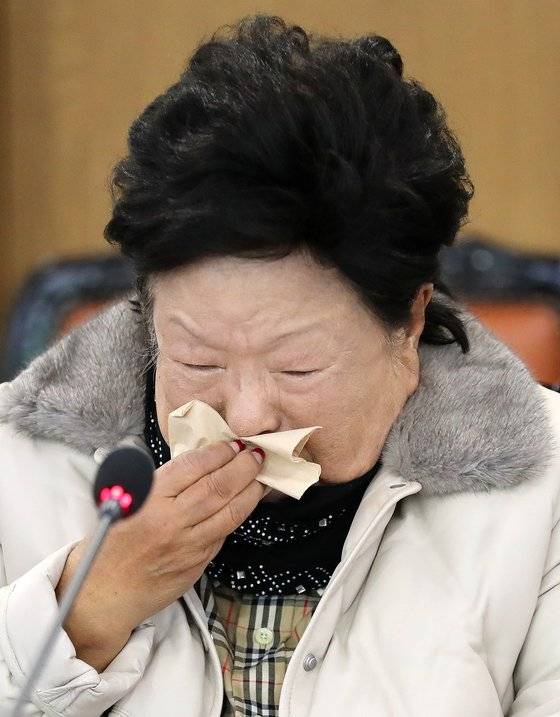 이수영 광원산업 회장(이수영과학교육재단 이사장)이 21일 오전 서울 관악구 서울대학교 관악캠퍼스에서 열린 ‘서울대학교·이수영과학교육재단 발전기금 협약식’에서 발언 중 눈물을 흘리고 있다.  뉴스1