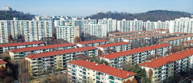 다음달부터 재건축사업 첫 단계인 안전진단 문턱이 낮아져 전국 151만여 가구가 규제 완화의 혜택을 볼 전망이다. 안전진단 완화로 재건축 기대가 커지고 있는 서울 목동 아파트단지. /한경DB