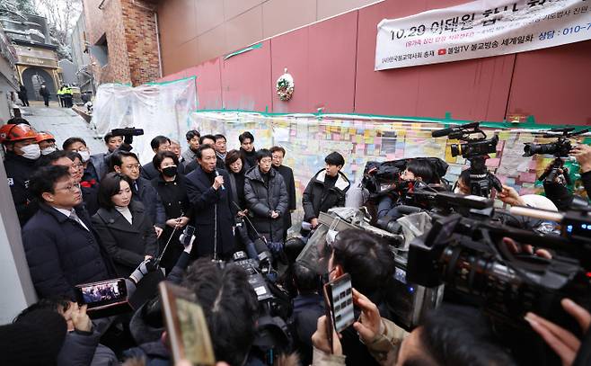 국회 ‘이태원 참사 국정조사 특별위원회’가 첫 현장조사에 나선 21일 우상호 위원장(마이크 든 사람)이 참사 현장인 서울 용산구 해밀톤호텔 옆 골목길에서 발언하고 있다. 국회사진기자단