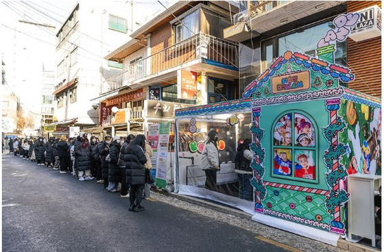 Fans of NCT Dream line up in front of Candy Shop, a pop-up store in Hongdae for the boy band's latest winter-themed EP ″Candy″ on Wednesday to get their hands on the physical album. [SM ENTERTAINMENT]