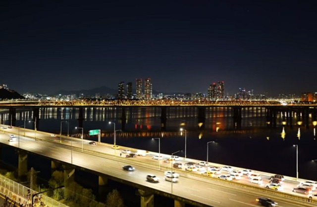 지난 19일 강변북로에서 발생한 교통사고 모습. 사고 지점 뒤편으로 차량 정체가 빚어지고 있다. 유튜브 채널 ‘UN Village Seoul CAM’ 영상 캡처