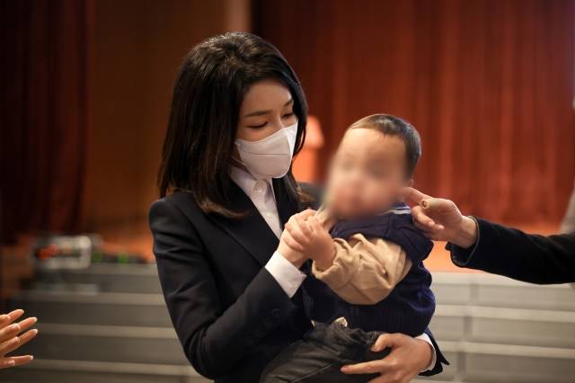 김건희 여사가 20일 오후 한국한부모가족복지시설협회의 초청으로 한부모 가족 한마당 행사에 참석해 봉사활동에서 만난 한 한부모 가족과 만나 기념촬영하고 있다. 대통령실 제공