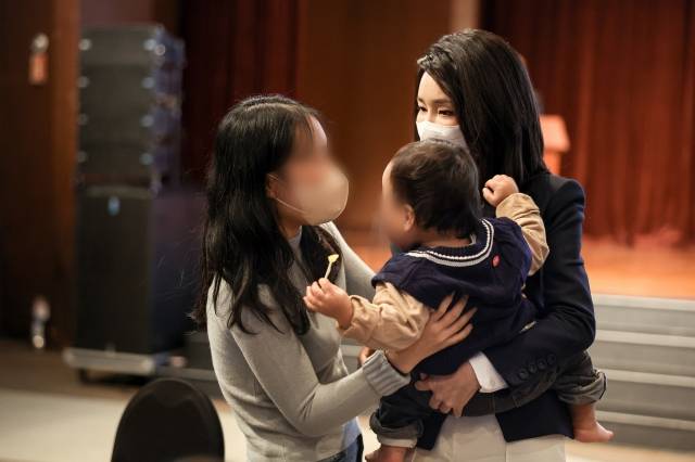 김건희 여사가 20일 오후 한국한부모가족복지시설협회의 초청으로 한부모 가족 한마당 행사에 참석해 봉사활동에서 만난 한 한부모 가족과 만나 기념촬영하고 있다. 대통령실 제공