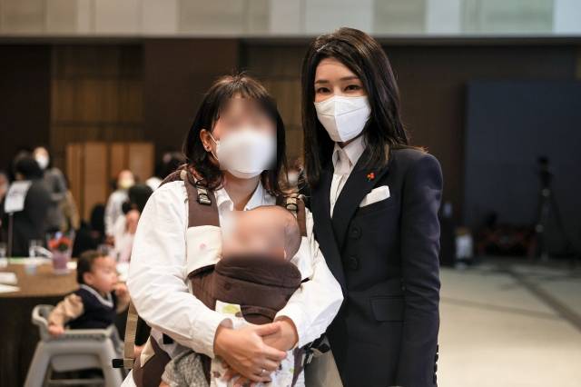 김건희 여사가 20일 오후 한국한부모가족복지시설협회의 초청으로 한부모 가족 한마당 행사에 참석해 봉사활동에서 만난 한 한부모 가족과 만나 기념촬영하고 있다. 대통령실 제공