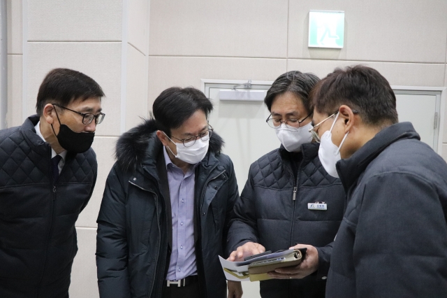 김병수(왼쪽 두 번째) 김포시장이 21일 폭설로 운행이 지연된 김포골드라인 차량기지 현장점검에서 관계자에게 보고를 받고 있다. 김포시 제공