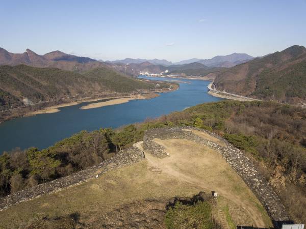 적성산성에서 남한강 상류 쪽으로 보면 강 가운데 희생과 대홍수를 견뎌낸 시루섬과 멀리 만천하스카이워크 등 단양의 명소가 한눈에 들어온다.