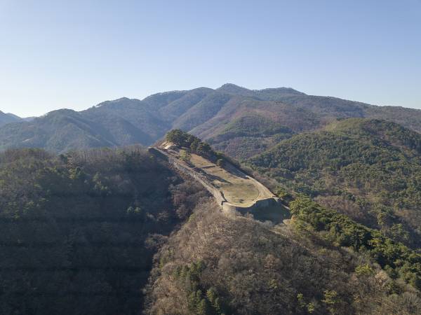 영춘면 산 정상 부위에 고구려가 쌓은 것으로 전해지는 온달산성. 683m의 성곽 둘레를 따라 걸으며 장쾌한 풍경을 볼 수 있다.