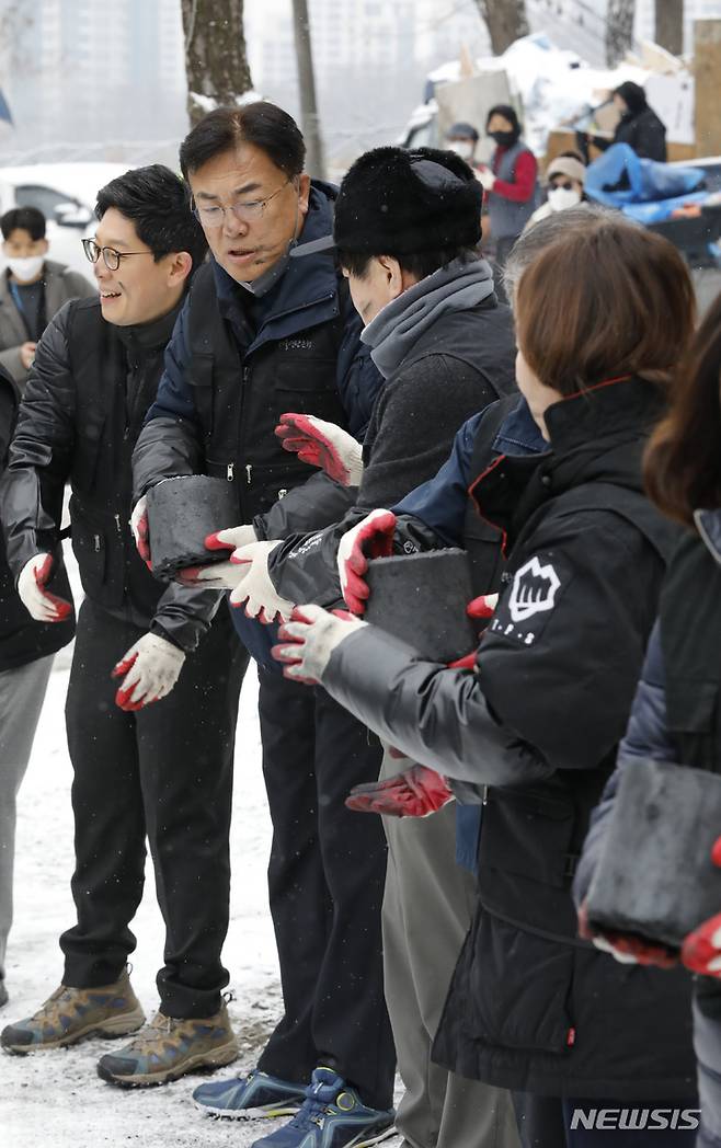 [서울=뉴시스] 고승민 기자 = 정진석 국민의힘 비상대책위원장과 당직자들이 21일 서울 구룡마을에서 연탄나눔 봉사를 하고 있다. 2022.12.21. kkssmm99@newsis.com