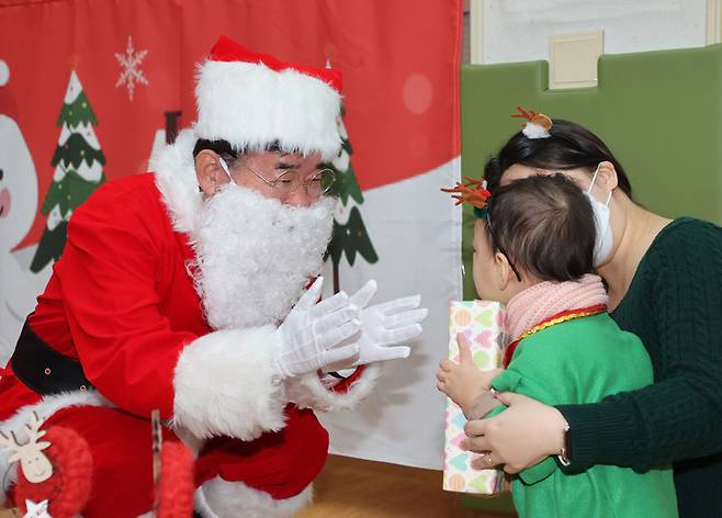 [서울=뉴시스] 추상철 기자 = 산타클로스 분장을 한 김진표 국회의장이 21일 오전 서울 여의도 국회어린이집을 방문해 아이들에게 선물을 나눠주고 있다. (사진= 국회 제공) 2022.12.21. photo@newsis.com *재판매 및 DB 금지