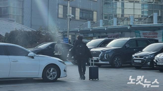 부산 동구 부산역 선상주차장을 가로질러 뛰는 이용객 모습. 김혜민 기자