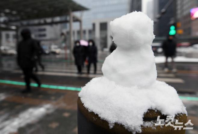 서울을 비롯한 수도권 대부분 지역에 대설주의보가 발효된 21일 오전 서울 여의도공원에서 직장인들이 눈을 맞으며 출근길을 재촉하고 있다. 황진환 기자