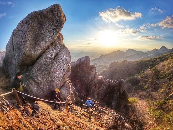 우두산 정상부에는 쓰나미 같은 기암 절벽이 즐비하다.