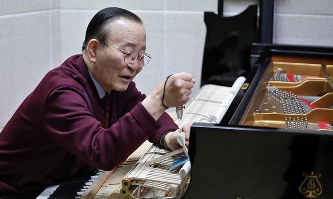 “배움에는 끝이 없다”고 한 이종열 조율사가 지난 19일 서울 서초구 예술의전당 음악당에서 최근 새로 만든 피커(피아노 해머 헤드의 양모 탄력을 조절하는 기구)로 음색을 고르게 맞추는 정음 작업을 하고 있다. 허정호 선임기자
