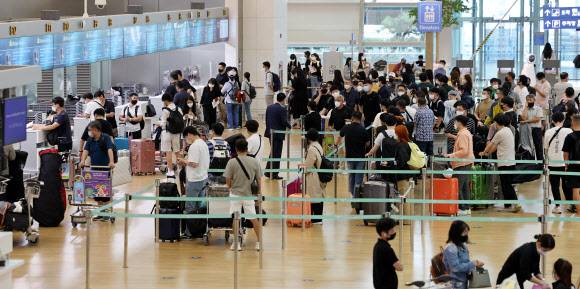 코로나19 의무 검사 폐지… 북적이는 인천공항 출국장 - 국내 입국 전 코로나19 음성확인서를 의무적으로 제출해야 했던 정책이 폐지된 이후 해외여행을 떠나는 시민이 늘어나면서 인천국제공항 1터미널 출국장이 14일 해외여행객으로 붐비고 있다. 연합뉴스