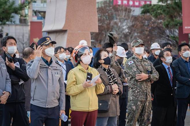 이수희 서울 강동구청장이 지난달 재난대응 안전한국훈련에서 현장 지휘하는 모습. 강동구 제공.