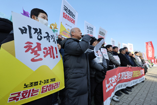 민주노총 관계자들이 19일 오후 국회 앞에서 ‘노란봉투법’으로 불리는 노조법 2·3조 개정운동본부 공동대표단 단식 농성 돌입 기자회견을 하고 있다. 연합뉴스